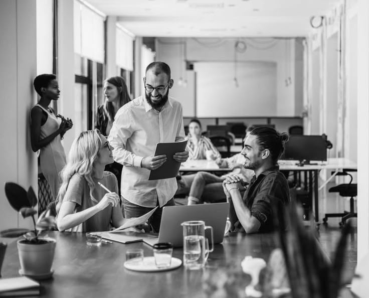 Profissionais em ambiente corporativo saudável, ilustrando saúde mental no trabalho e equilíbrio emocional.